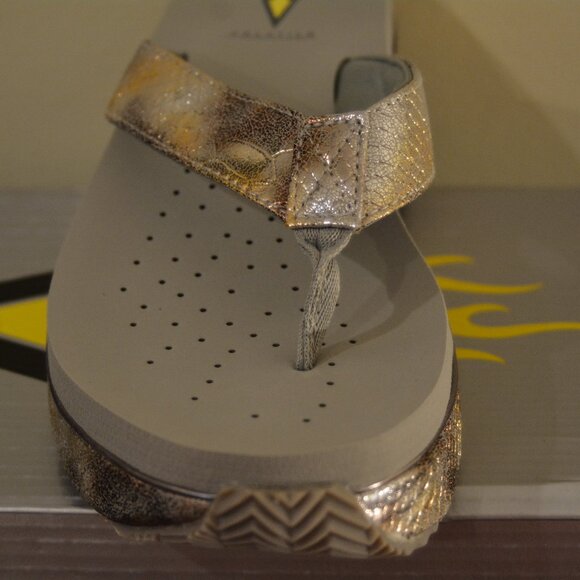 VOLATILE Frappachino Wedge Sandals Women’s 10 Metallic Snake Thong Slip-On NIB - Picture 5 of 7